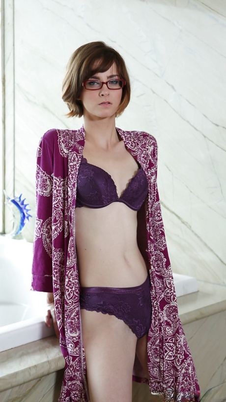 A magricela Loni Evans mostrando lingerie quente e brincando com mamas naturais
