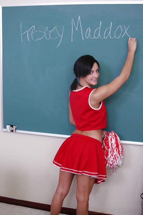 Brunette Babe Presley zieht ihre Schulmädchen Uniform für uns aus