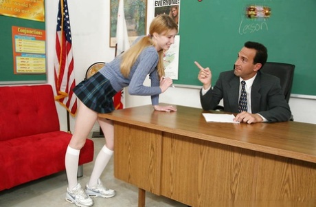 Mya Lynn intenta complacer a su profesor para sacar buenas notas