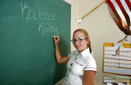 La piccola innocente Kadence Kailey mostra le tette a scuola e si fa un ditalino