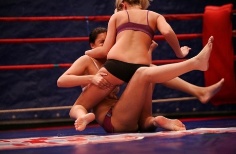 Catfight lesbiennes die hardcore kutjes likken in de ring