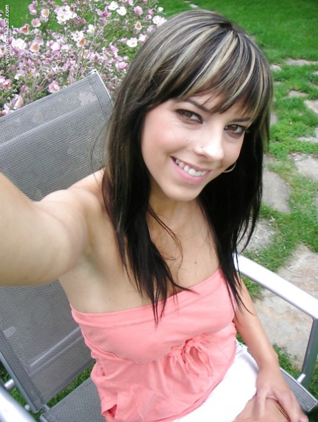 Cute morena chica con grande tetitas undressing al aire libre y posando