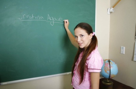 Brunette tiener babe Cristina is klaar om zich uit te kleden voor seks