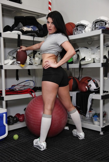Erin Marxxx, une jeune fille salope aux gros seins, aime le sport et la masturbation.