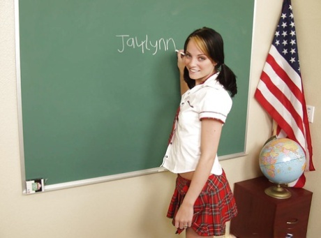 Mooi uitziend schoolmeisje Jaylynn kleed haar schattige lichaam uit