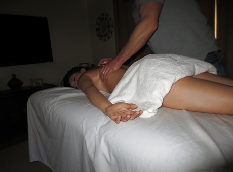 Den fantastiske latina-tøs Linda giver sexet massage til den pik