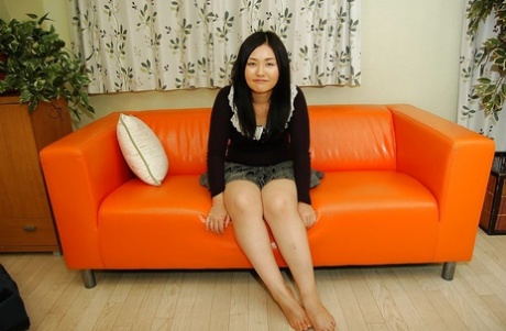 Behåret fisse brunette Megumi spreder sin asiatiske behårede fisse