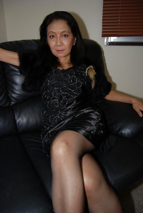 Mooie aziatische rijpe brunette Setsuko kleed haar zoete lichaam uit