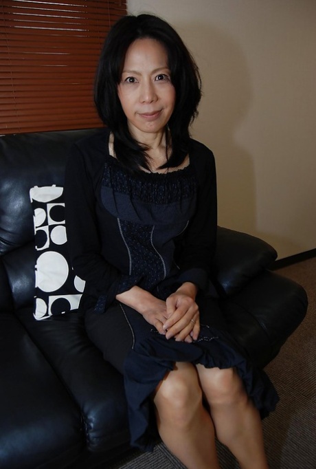 Erstaunliche asiatische Milf Miki entkleidet ihren Körper und Strumpfhosen