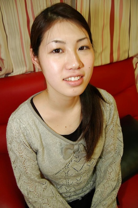 Schattige brunette Aziatische slet Yui kleedt haar kont en lichaam uit