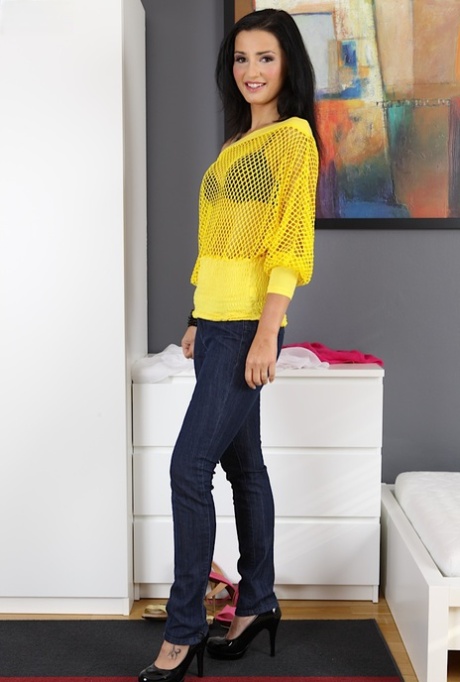 Erica Fox visar sin perfekta rumpa i närbild medan hon bär jeans
