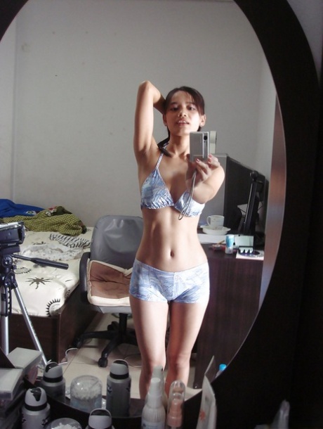 Lekfull asiatisk babe Lana Selfshot demonstrerar trimmad fitta och fingrar