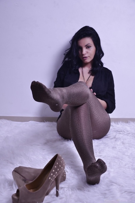 Otäck snygg brunett babe Princess är en het fot fetish modell