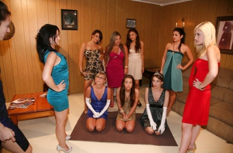 レズビアンの乱交パーティーは、お尻とアソコを舐めるムラムラした女性たちをフィーチャーしている。