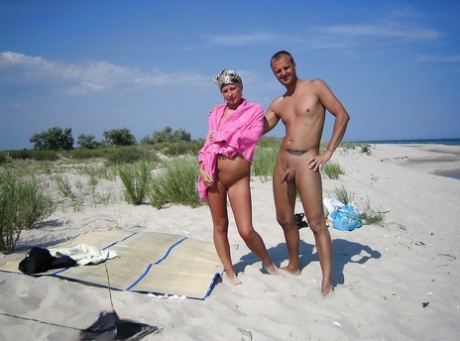 Homemade strandneuken van een sexy vriendin en haar geile vriendje