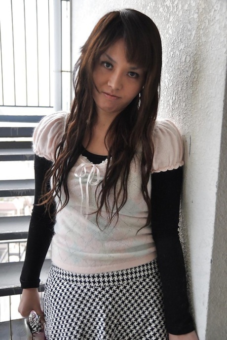Yoshie Kiyokawa er en søt Asia hore som sprer bena hennes bredt