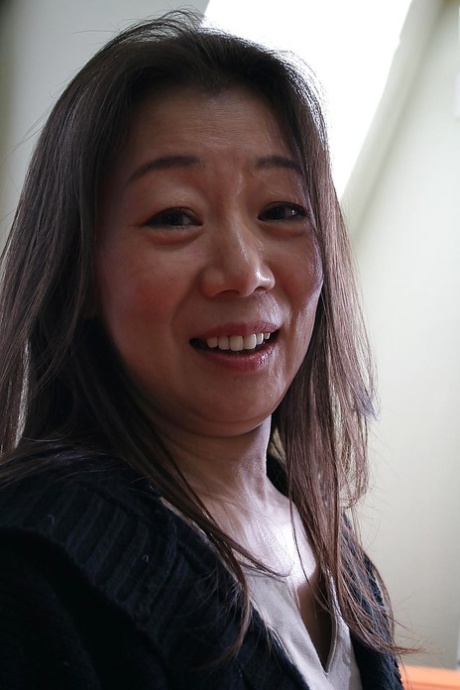 A morena madura asiática Yoshiko Makihara está a exibir-se em meias-calças sensuais