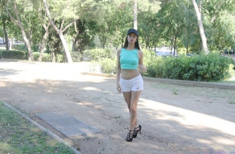 Tienerslet Alicia Poz demonstreert haar Latina kontje buiten