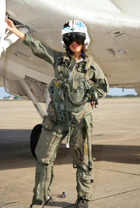 Šikovná pilotka Roni ukazuje svá velká prsa a vyholenou kundu v letadle