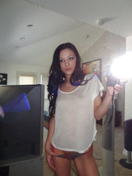 Prachtige brunette Morgan Brooke laat haar kont zien terwijl ze selfies maakt