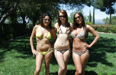 Le modelle in bikini Angelika Heart e le sue amiche in posa all