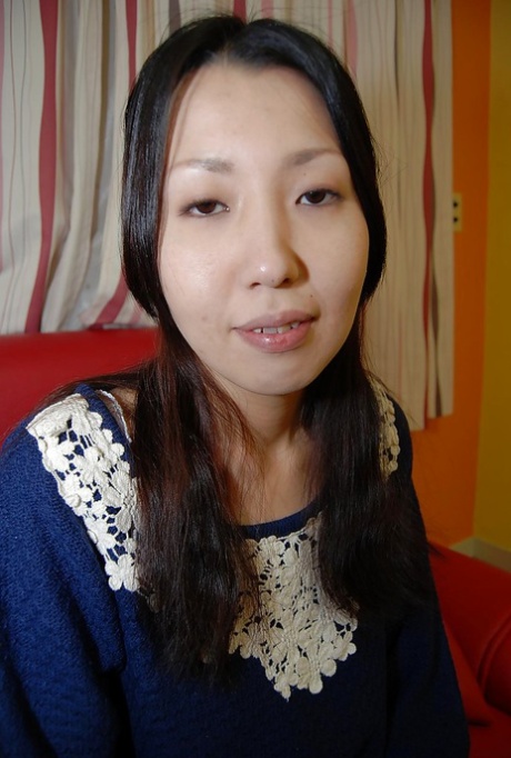 Brünette Teen Yui Nakazato zeigt ihre asiatische haarige Muschi in Nahaufnahme