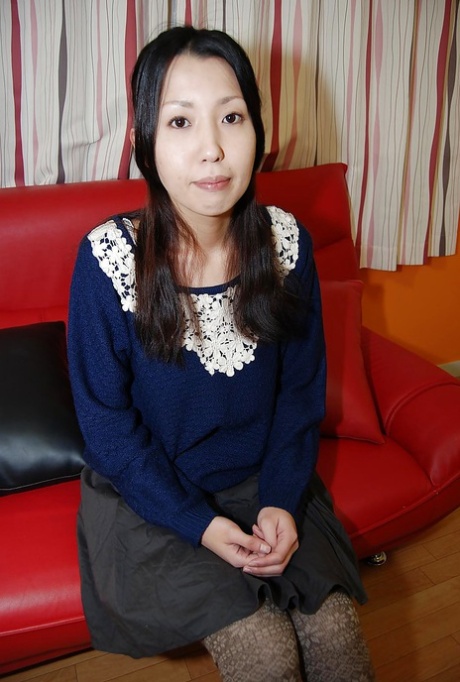 Den asiatiska brunettbruden Yui Nakazato visar sina små bröst