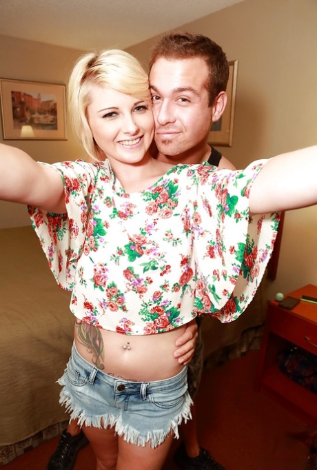 Scena Cumshot przedstawia gorącą blond gwiazdę porno Winter Marie i jej mężczyznę