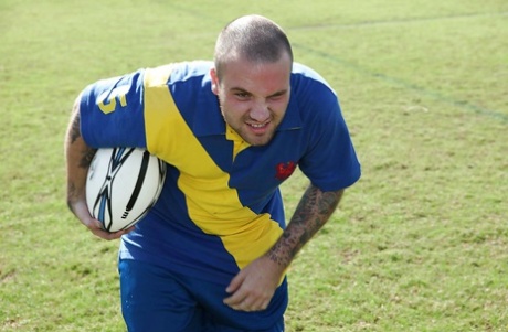 Dulce nena Uma Stone se burla de su entrenador de fútbol hasta que se la folla