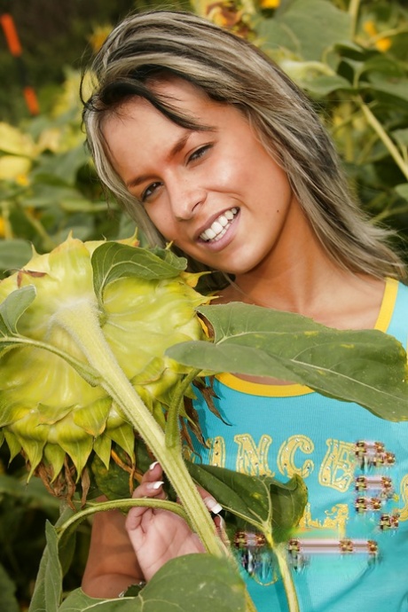 Fantástica sesión de desvestirse con una sexy nena adolescente Sandy M al aire libre