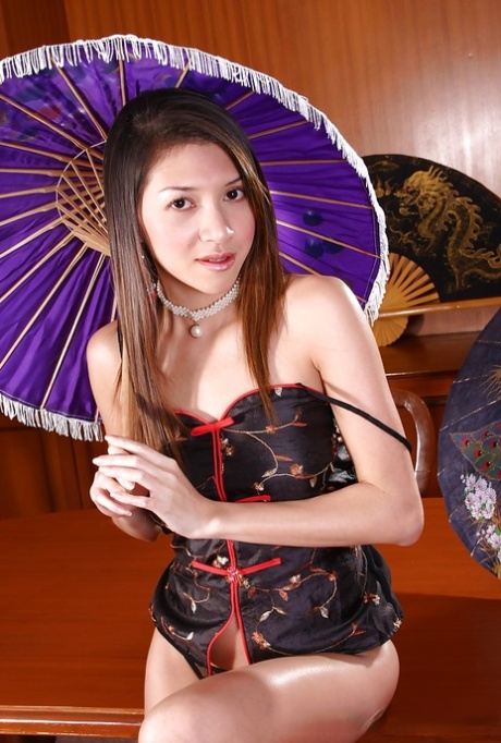 Asian babe com grandes seios naturais se espalha suas pernas e mostra buceta peluda