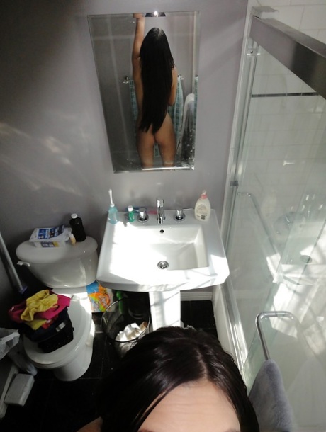 Latino-brunetten Danni Cole tager billeder af sig selv, mens hun er nøgen på badeværelset