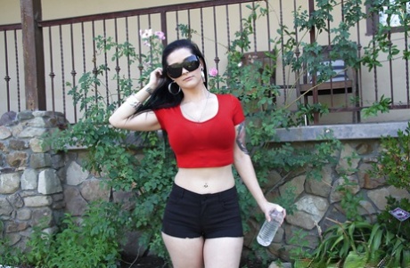 Utomhusposering från en tonårstjej med stora bröst i sexiga shorts Katrina Jade