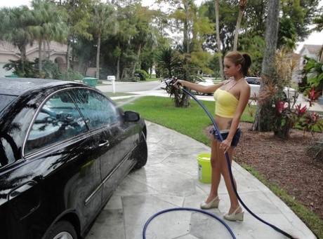 Jamie Valentine nettoie la voiture de son mari en bikini.