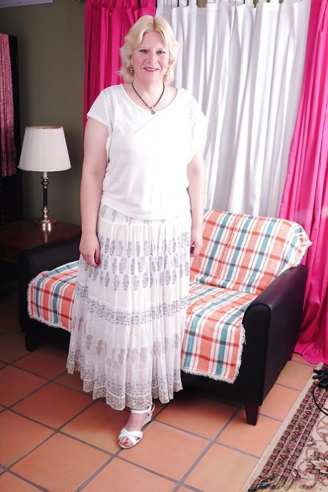 La bionda nonnina Toni mostra il suo corpo grasso in lingerie bianca