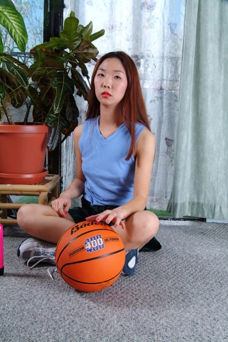 Desnudando escena cuenta con amateur asiática Heidi Ho y su baloncesto