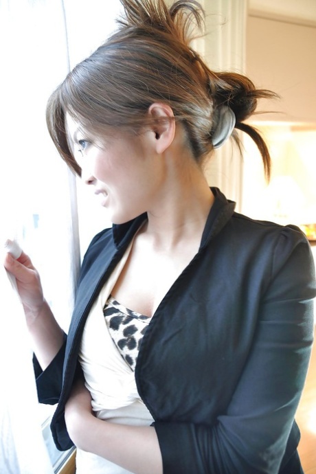 Hitomi Aoshima viser sin asiatiske teenagerøv og store bryster, mens hun poserer
