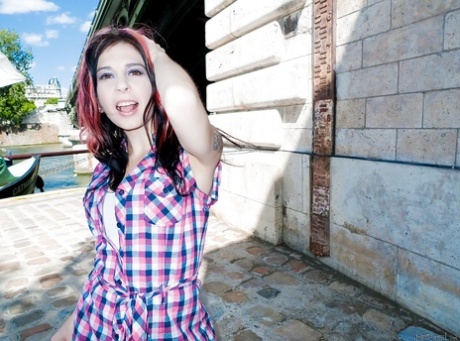 Outdoor-Posing-Szene zeigt Amateur-Arsch eines sexy Babe Joanna Angel