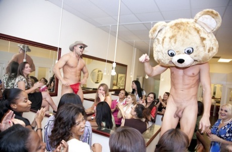 Festa de escritório selvagem com pintos não nus a desfrutar da sua acção CFNM