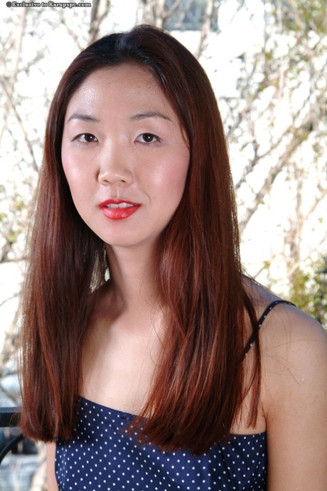 Aziatische tiener Heidi Ho demonstreert haar amateurkutje in close-up