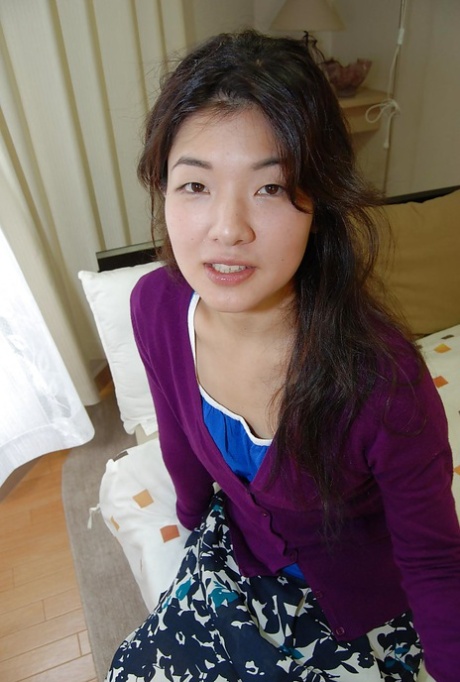 Asiática milf con pelo castaño Yuko Goto se masturba en primer plano