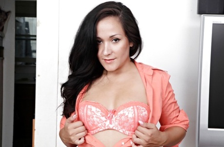 Brunette Latina Serenity Knox provoca a sua rata madura em meias-calças