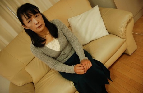 Drobná prsa asijské zralé Kiyoe Majima v detailní svlékací scéně