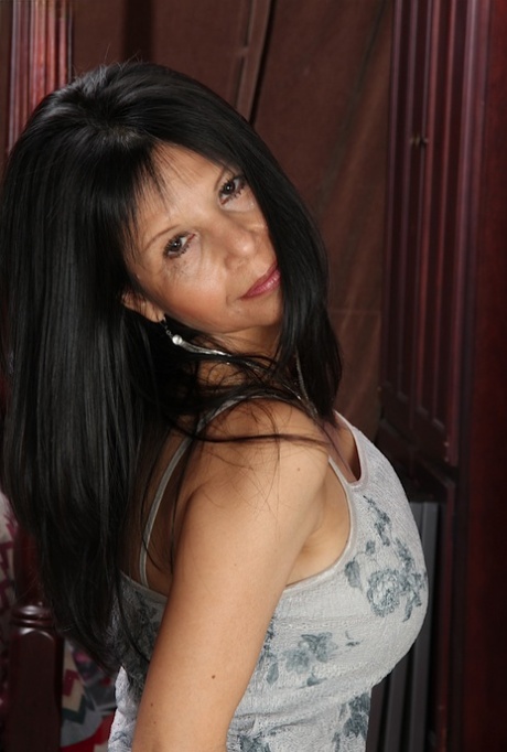 Brunette mature Marcy Darling showt haar Europese kont in close-up