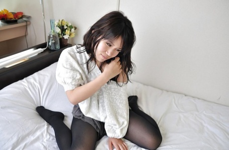 Teenagebabe med små bryster Mina Yoshii tilfredsstiller sin asiatiske fisse, mens hun onanerer