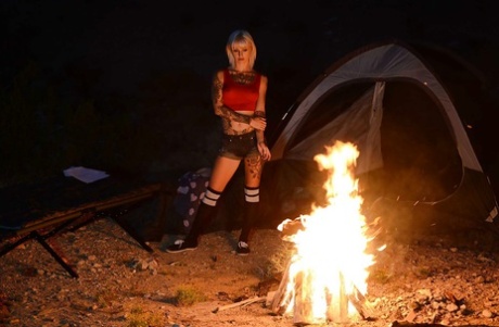 Outdoor-Posing eines Big Tits Babe in Shorts und Socken Kleio Valentien