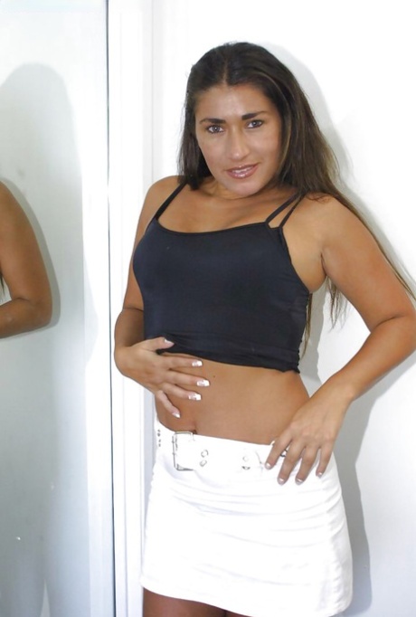 A adolescente Michele revela o seu rabo amador e a sua rata apertada em grande plano