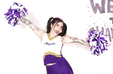 Amatør upskirt poserer med en hot babe Joanna Angel i sin cheerleader-dragt