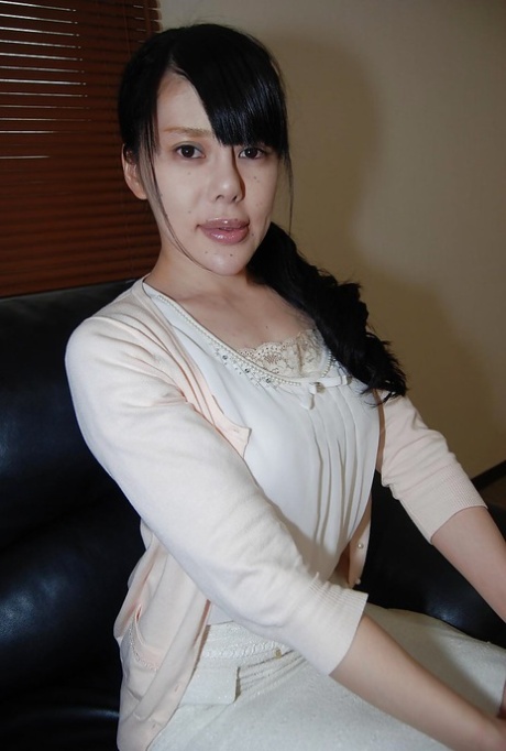 Asiatiska brunett babe Ruriko Furuse avkläder sina strumpbyxor och visar fitta