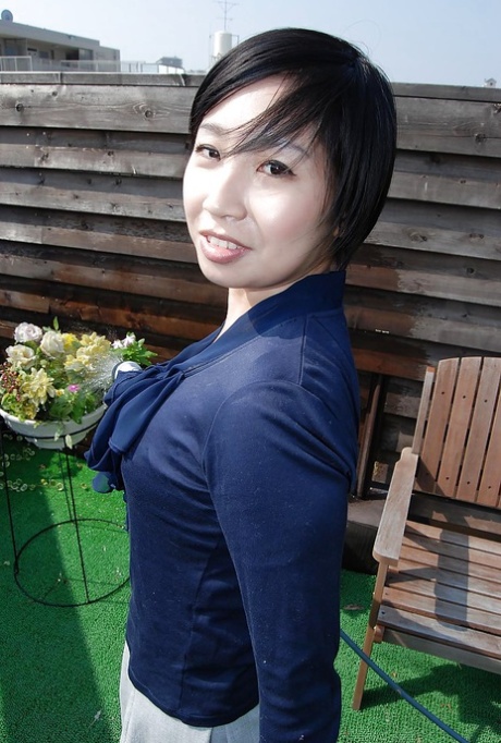 Udendørs posering afslører sexede asiatiske Kanako Kimuras behårede fisse